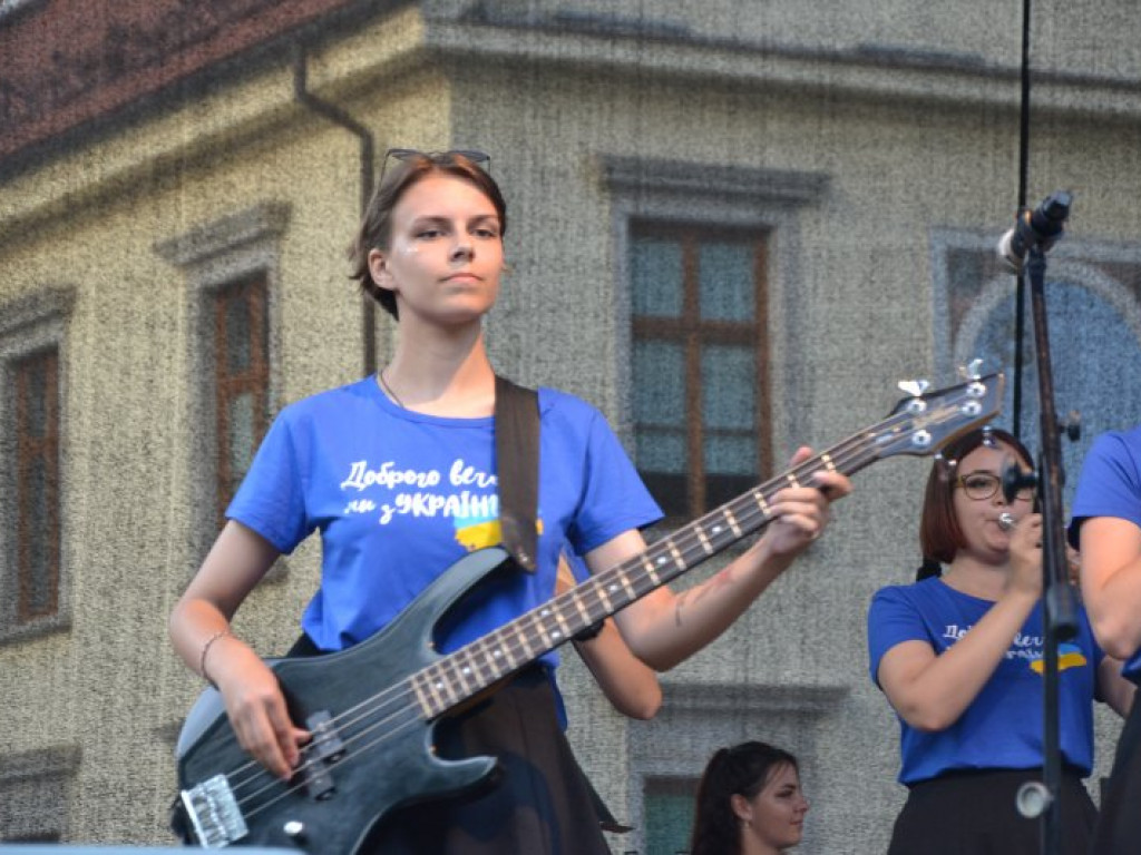 Dożynkowy festyn przed Zamkiem Tarnowskich w Tarnobrzegu [zdjęcia]