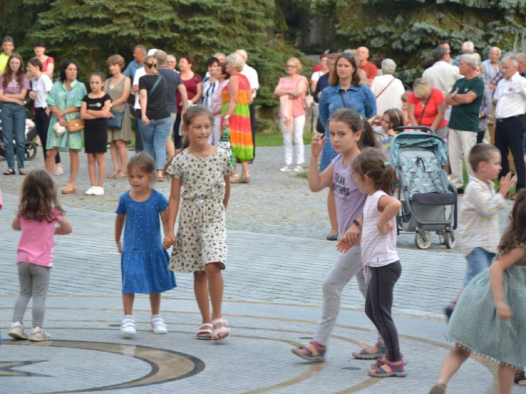 Dożynkowy festyn przed Zamkiem Tarnowskich w Tarnobrzegu [zdjęcia]