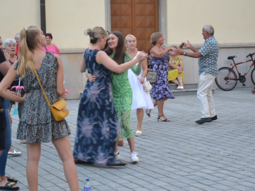 Dożynkowy festyn przed Zamkiem Tarnowskich w Tarnobrzegu [zdjęcia]