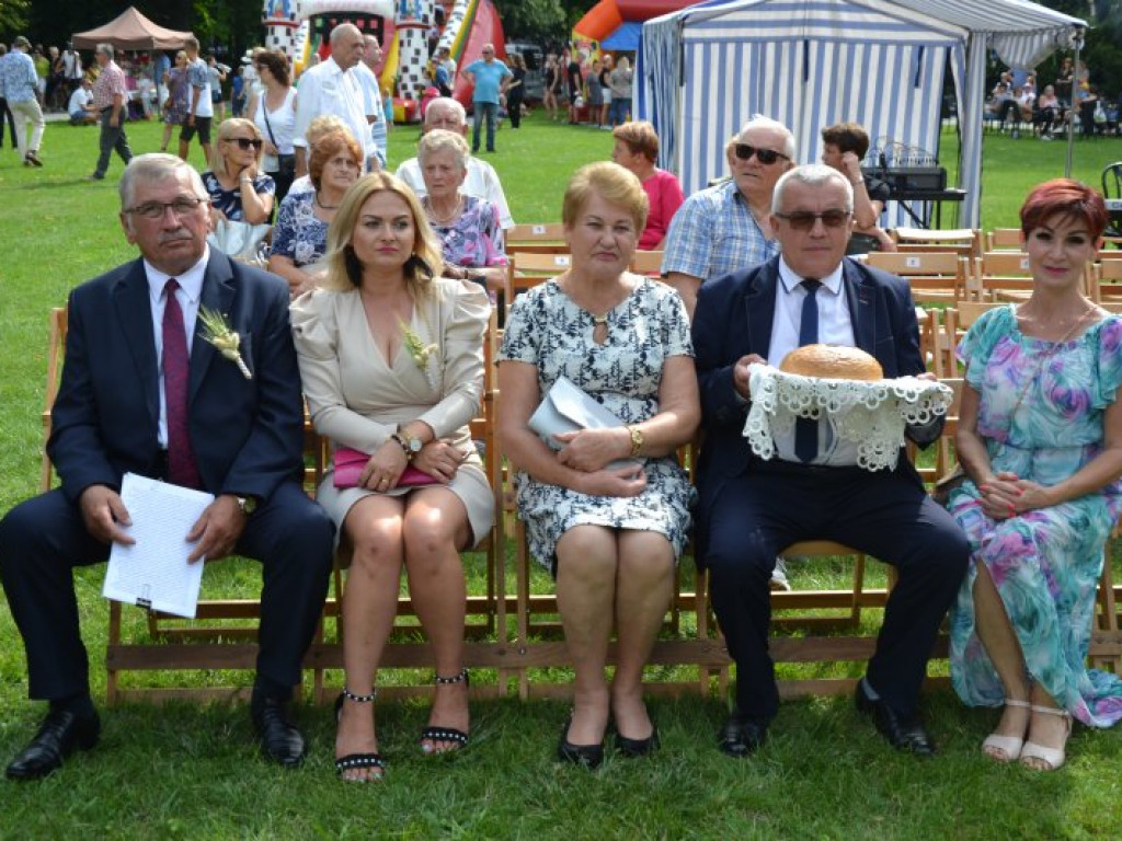 Dożynkowy festyn przed Zamkiem Tarnowskich w Tarnobrzegu [zdjęcia]