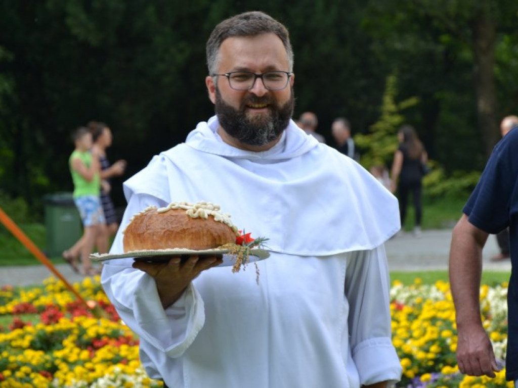 Dożynkowy festyn przed Zamkiem Tarnowskich w Tarnobrzegu [zdjęcia]