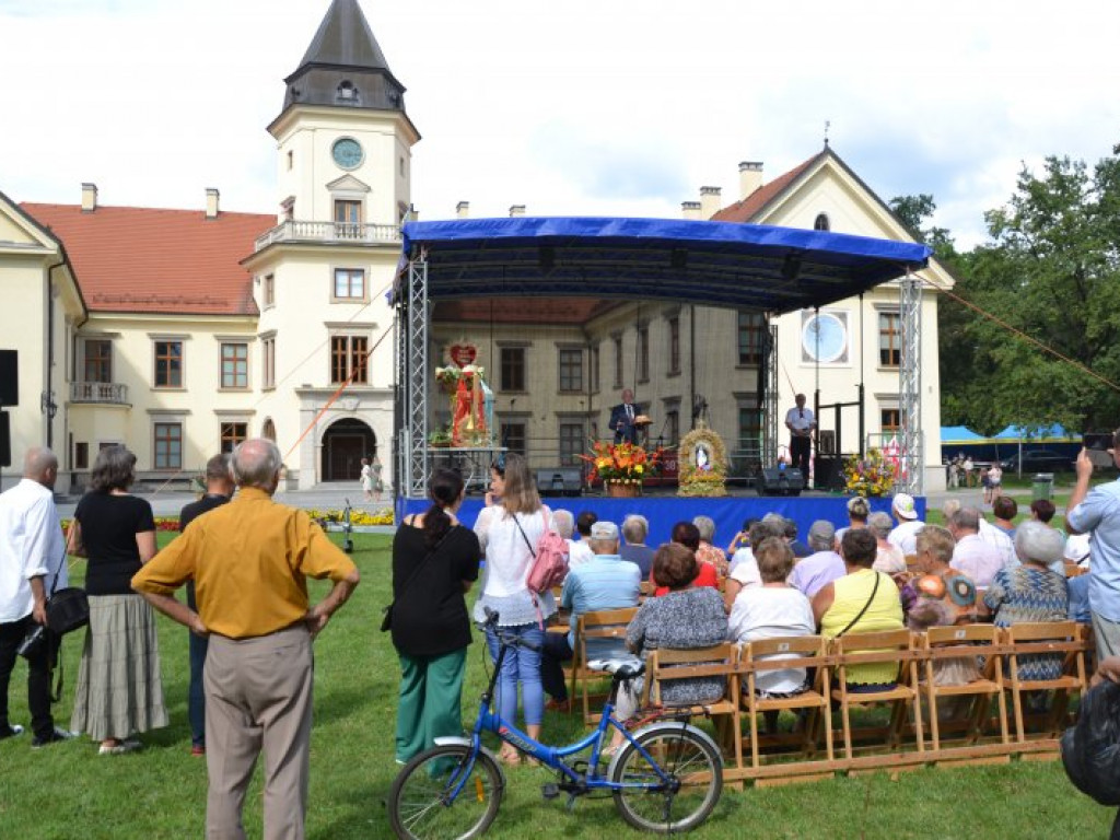 Dożynkowy festyn przed Zamkiem Tarnowskich w Tarnobrzegu [zdjęcia]