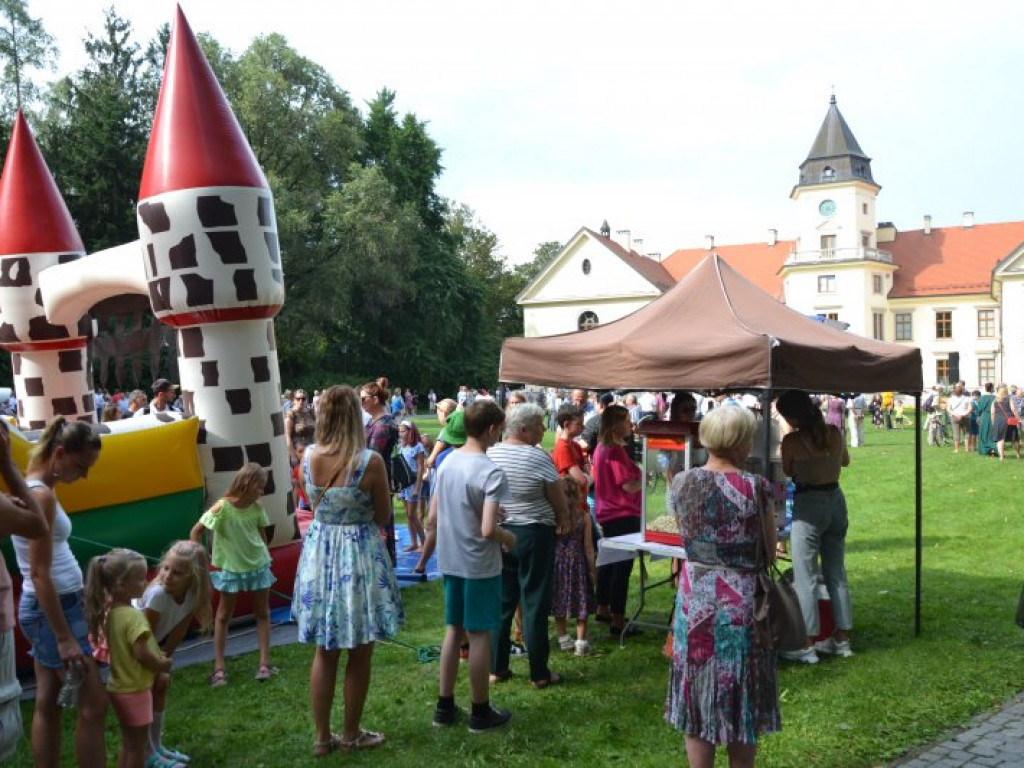 Dożynkowy festyn przed Zamkiem Tarnowskich w Tarnobrzegu [zdjęcia]