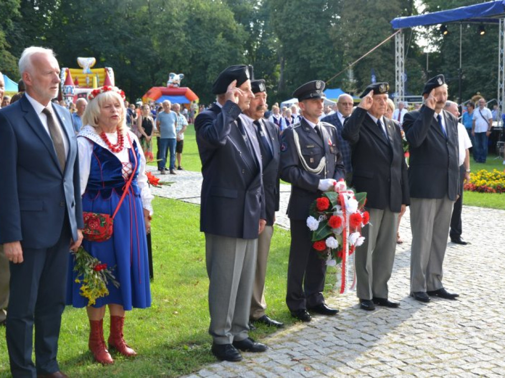 Dożynkowy festyn przed Zamkiem Tarnowskich w Tarnobrzegu [zdjęcia]