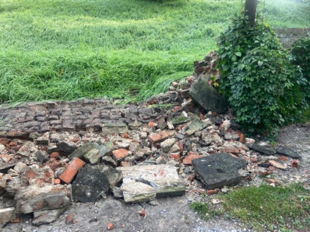Sandomierska katedra ucierpiała podczas niedawnej ulewy. W budynek uderzył piorun [zdjęcia]