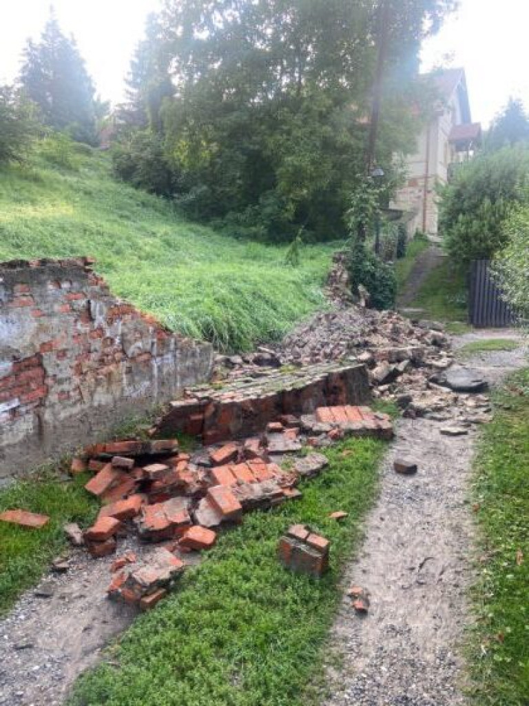 Sandomierska katedra ucierpiała podczas niedawnej ulewy. W budynek uderzył piorun [zdjęcia]
