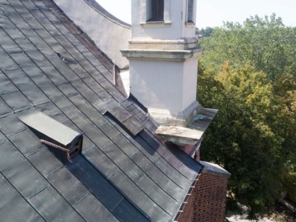 Sandomierska katedra ucierpiała podczas niedawnej ulewy. W budynek uderzył piorun [zdjęcia]