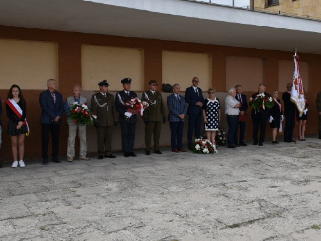 Sandomierzanie oddali hołd ofiarom niemieckiego nalotu na dworzec kolejowy [zdjęcia]