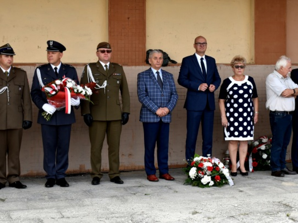 Sandomierzanie oddali hołd ofiarom niemieckiego nalotu na dworzec kolejowy [zdjęcia]