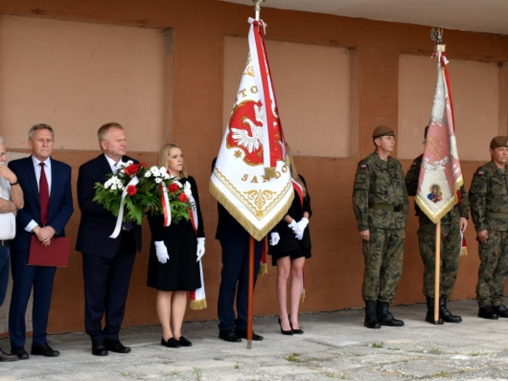 Sandomierzanie oddali hołd ofiarom niemieckiego nalotu na dworzec kolejowy [zdjęcia]