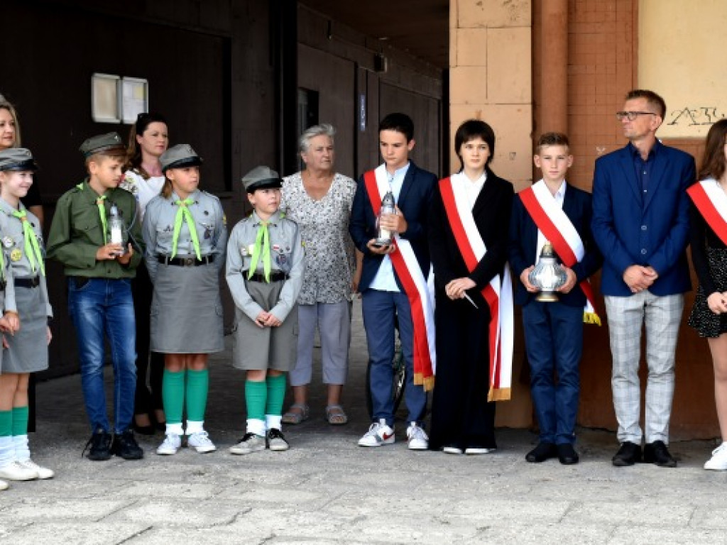 Sandomierzanie oddali hołd ofiarom niemieckiego nalotu na dworzec kolejowy [zdjęcia]