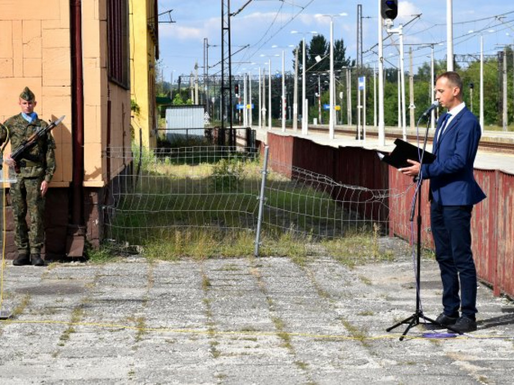 Sandomierzanie oddali hołd ofiarom niemieckiego nalotu na dworzec kolejowy [zdjęcia]