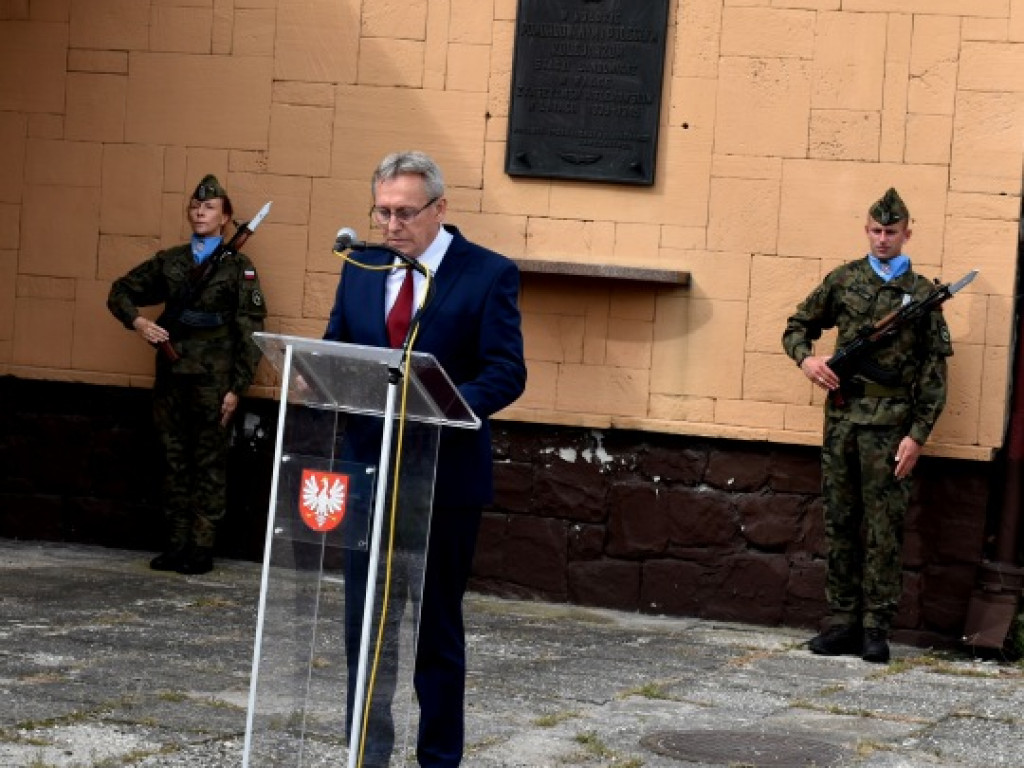 Sandomierzanie oddali hołd ofiarom niemieckiego nalotu na dworzec kolejowy [zdjęcia]