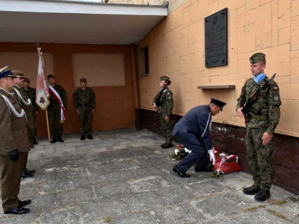 Sandomierzanie oddali hołd ofiarom niemieckiego nalotu na dworzec kolejowy [zdjęcia]