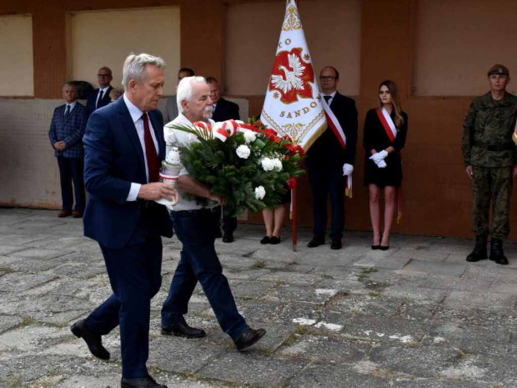 Sandomierzanie oddali hołd ofiarom niemieckiego nalotu na dworzec kolejowy [zdjęcia]