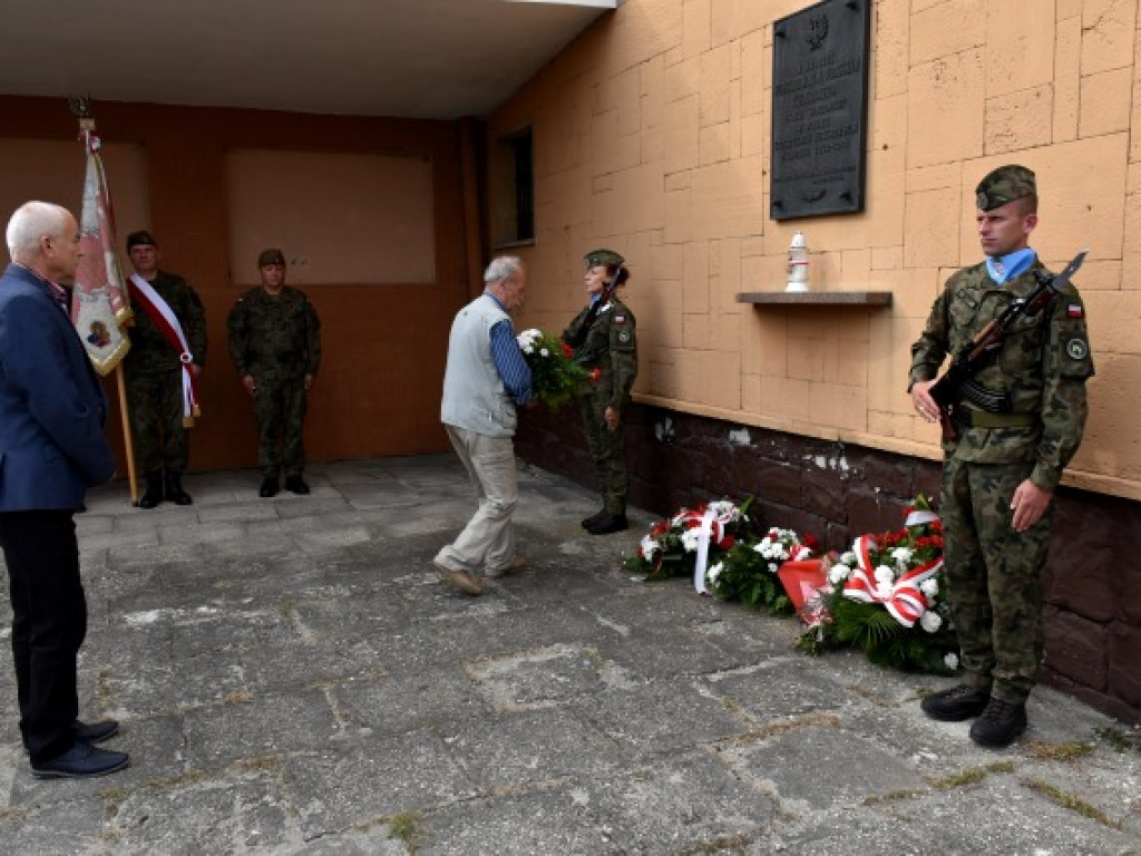 Sandomierzanie oddali hołd ofiarom niemieckiego nalotu na dworzec kolejowy [zdjęcia]