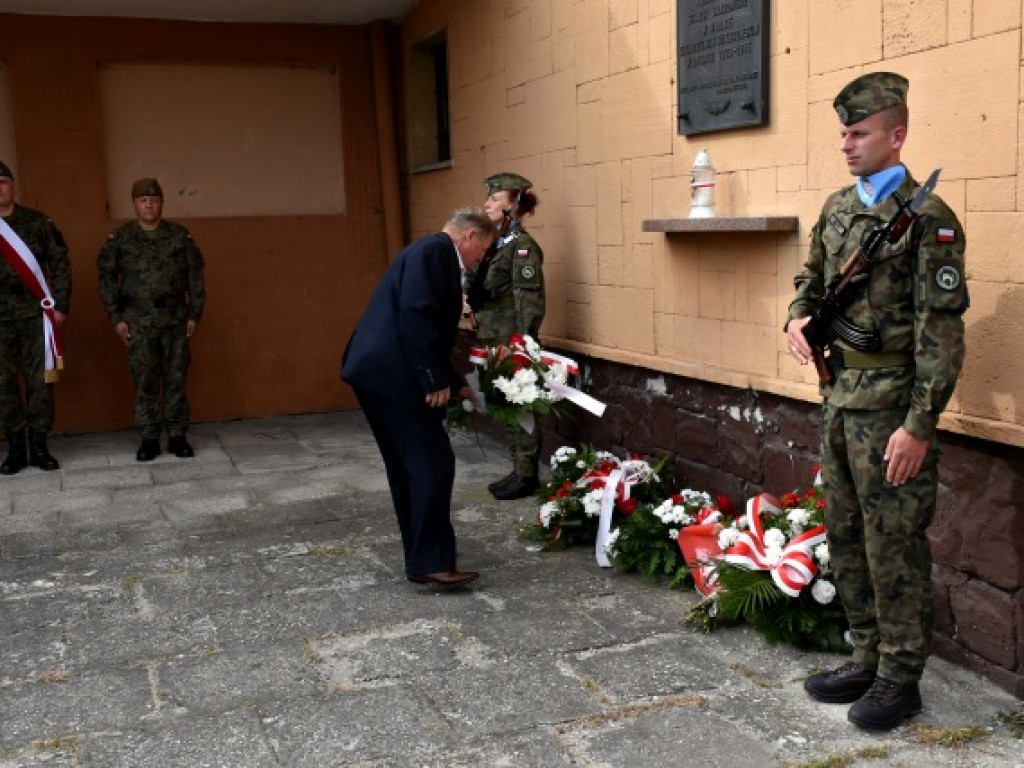 Sandomierzanie oddali hołd ofiarom niemieckiego nalotu na dworzec kolejowy [zdjęcia]