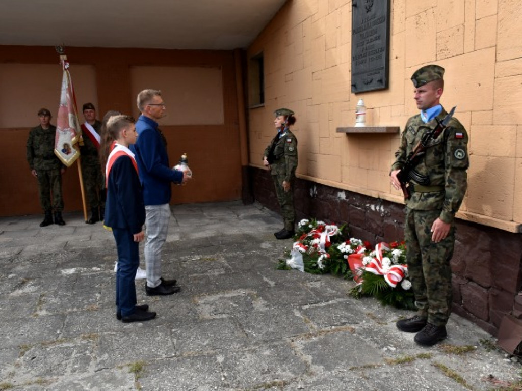 Sandomierzanie oddali hołd ofiarom niemieckiego nalotu na dworzec kolejowy [zdjęcia]