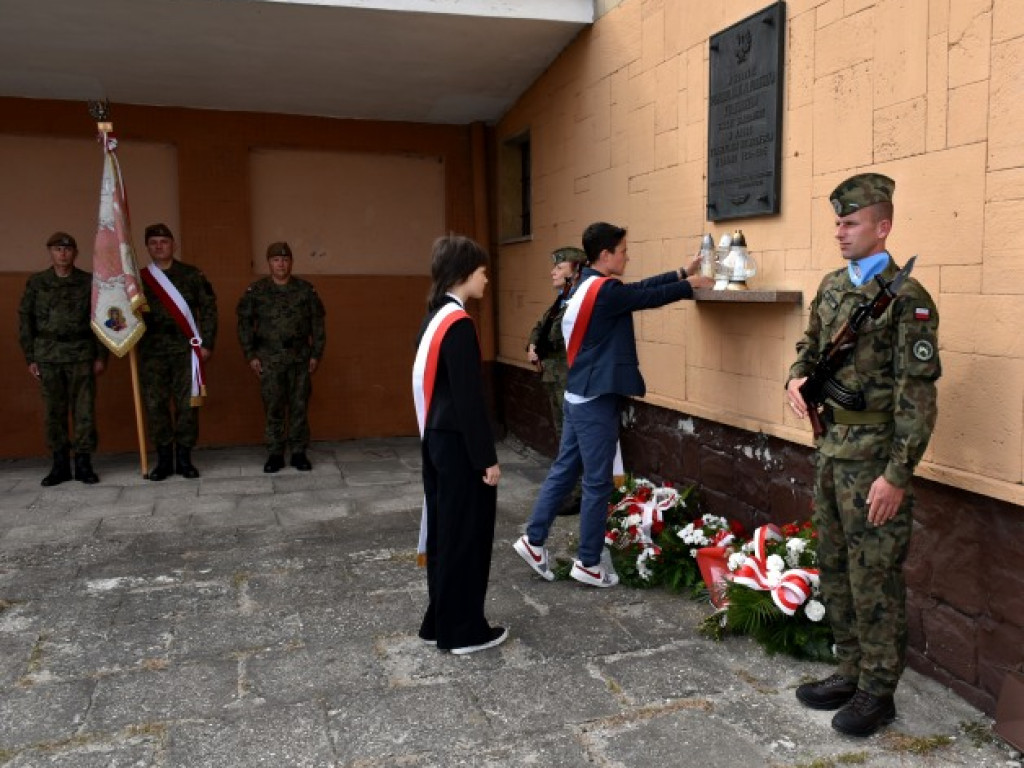 Sandomierzanie oddali hołd ofiarom niemieckiego nalotu na dworzec kolejowy [zdjęcia]