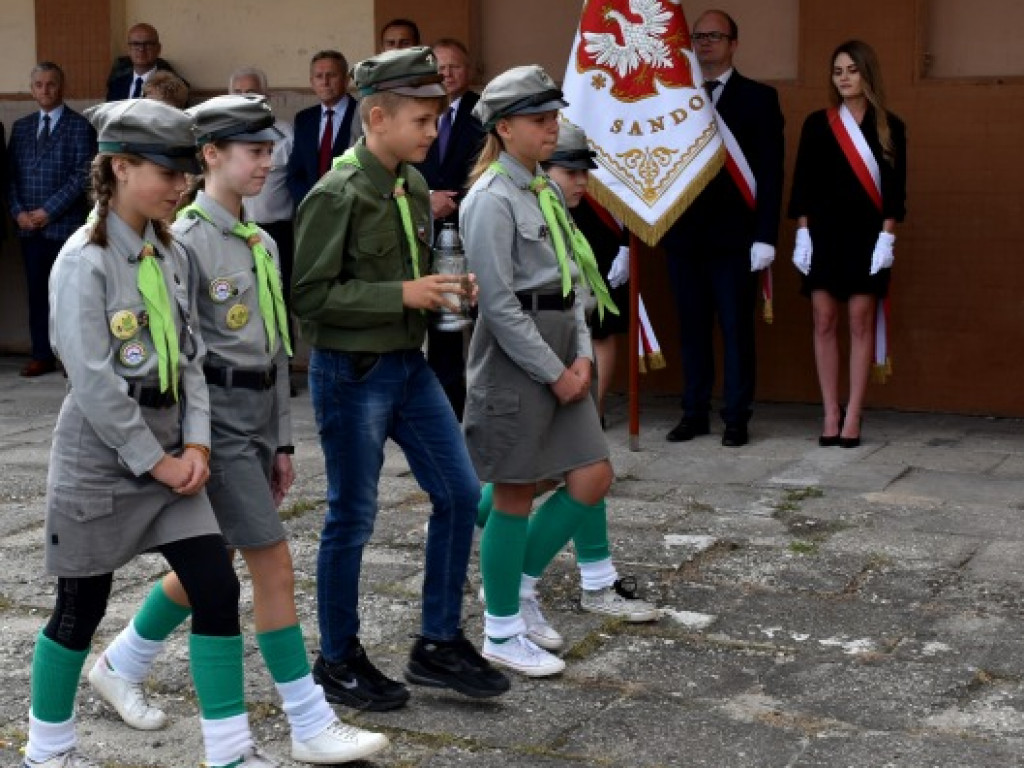 Sandomierzanie oddali hołd ofiarom niemieckiego nalotu na dworzec kolejowy [zdjęcia]