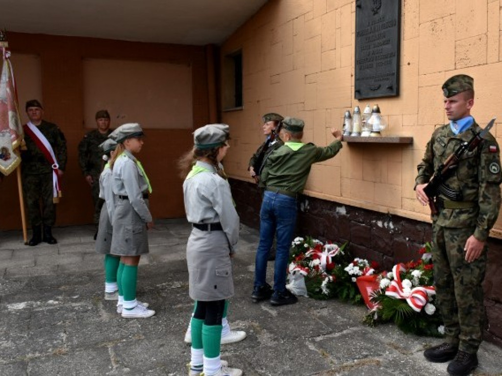 Sandomierzanie oddali hołd ofiarom niemieckiego nalotu na dworzec kolejowy [zdjęcia]