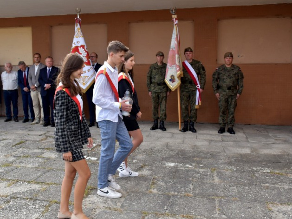 Sandomierzanie oddali hołd ofiarom niemieckiego nalotu na dworzec kolejowy [zdjęcia]