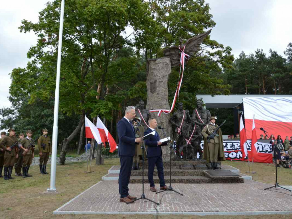 W Mielcu odsłonięto największy w Polsce Pomnik Żołnierzy Wyklętych Niezłomnych [zdjęcia]