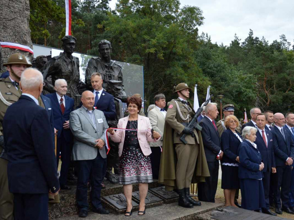 W Mielcu odsłonięto największy w Polsce Pomnik Żołnierzy Wyklętych Niezłomnych [zdjęcia]