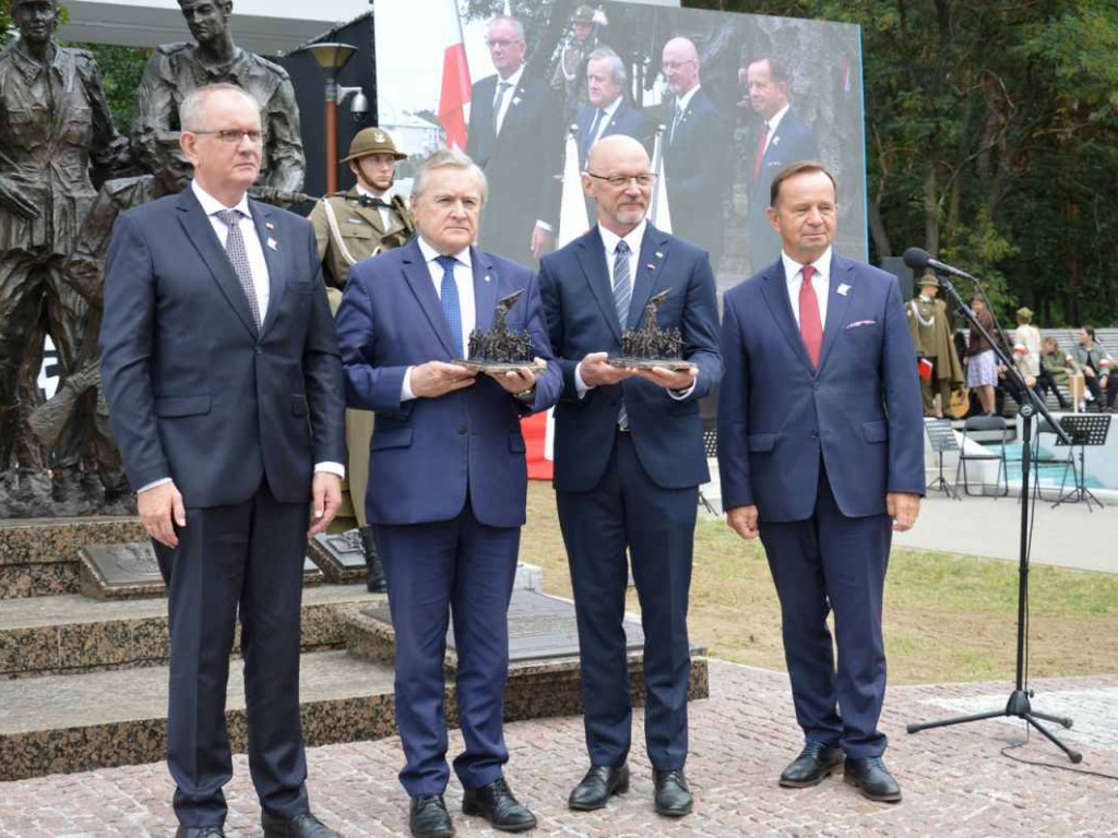 W Mielcu odsłonięto największy w Polsce Pomnik Żołnierzy Wyklętych Niezłomnych [zdjęcia]