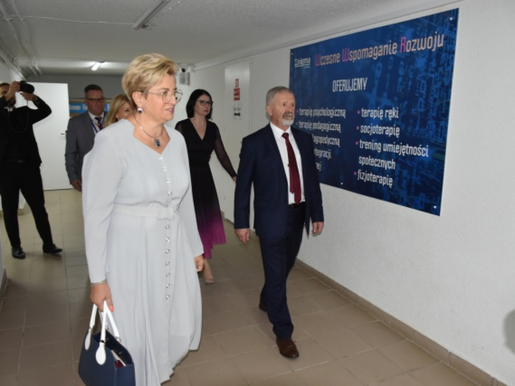 Minister Przemysław Czarnek z wizytą we wzorowej szkole prowadzonej przez stowarzyszenie [zdjęcia]