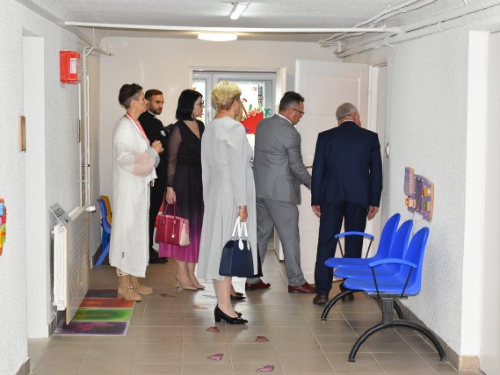 Minister Przemysław Czarnek z wizytą we wzorowej szkole prowadzonej przez stowarzyszenie [zdjęcia]