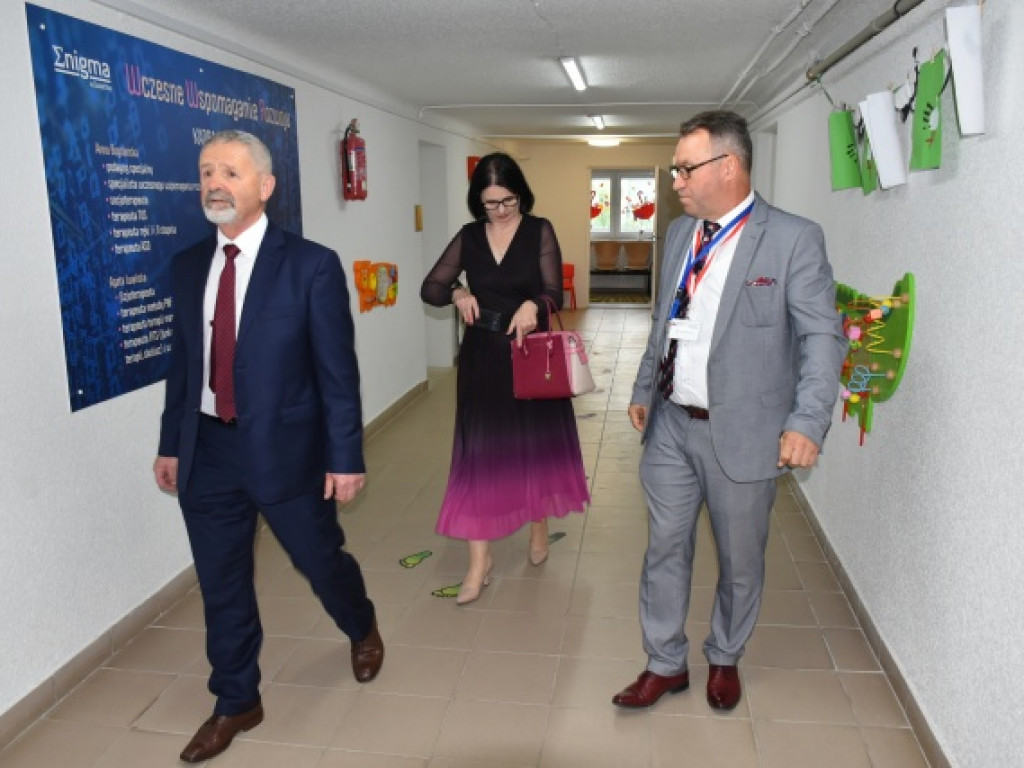 Minister Przemysław Czarnek z wizytą we wzorowej szkole prowadzonej przez stowarzyszenie [zdjęcia]