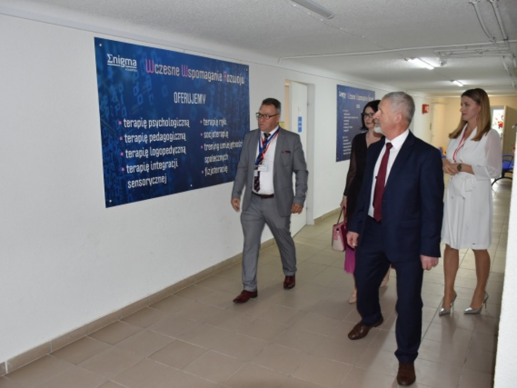Minister Przemysław Czarnek z wizytą we wzorowej szkole prowadzonej przez stowarzyszenie [zdjęcia]