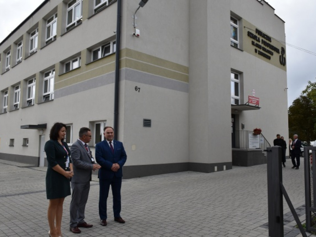 Minister Przemysław Czarnek z wizytą we wzorowej szkole prowadzonej przez stowarzyszenie [zdjęcia]