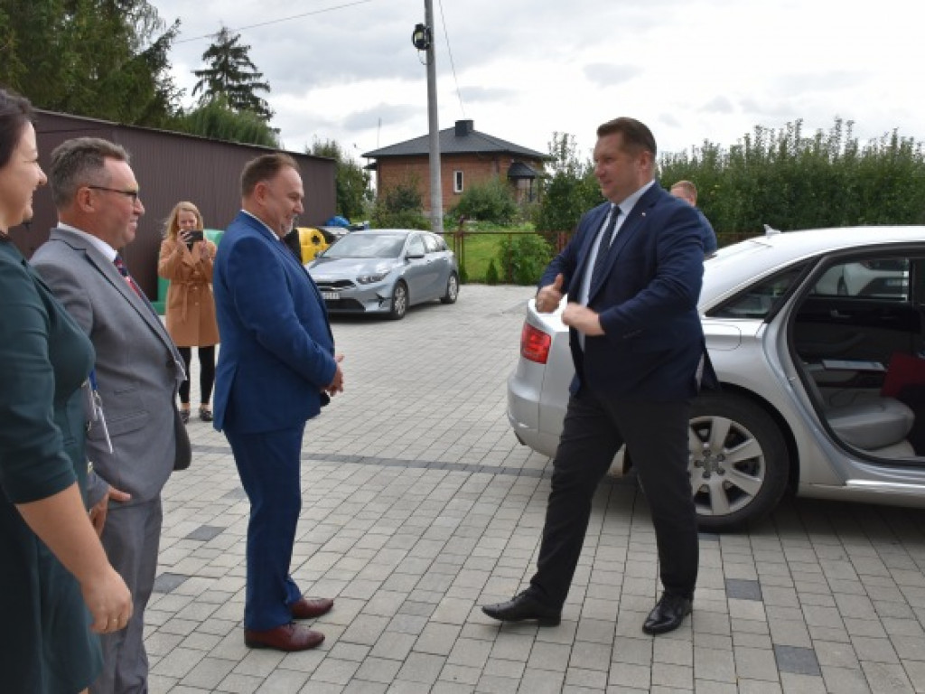 Minister Przemysław Czarnek z wizytą we wzorowej szkole prowadzonej przez stowarzyszenie [zdjęcia]