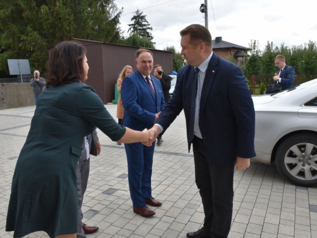 Minister Przemysław Czarnek z wizytą we wzorowej szkole prowadzonej przez stowarzyszenie [zdjęcia]