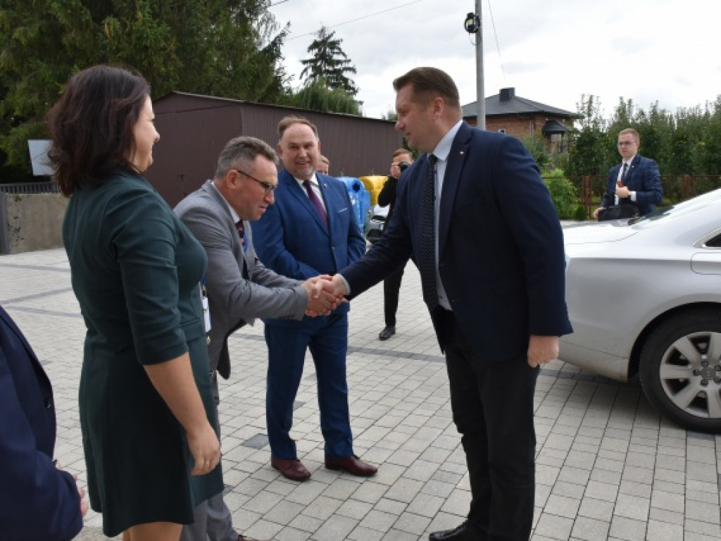 Minister Przemysław Czarnek z wizytą we wzorowej szkole prowadzonej przez stowarzyszenie [zdjęcia]