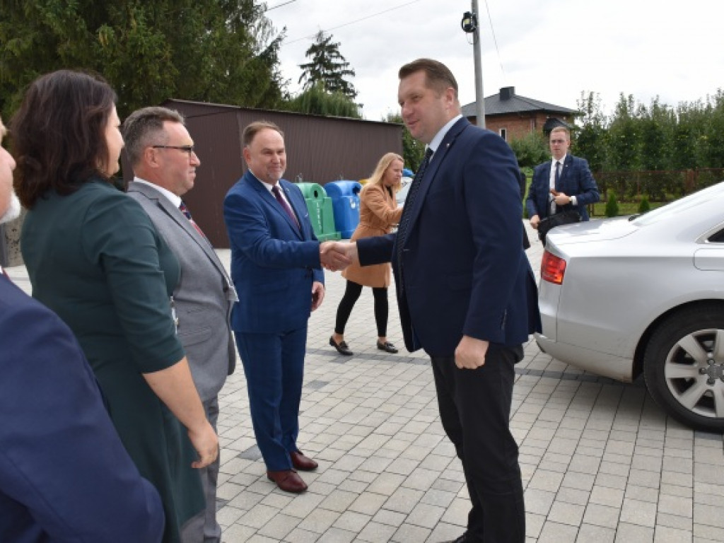 Minister Przemysław Czarnek z wizytą we wzorowej szkole prowadzonej przez stowarzyszenie [zdjęcia]