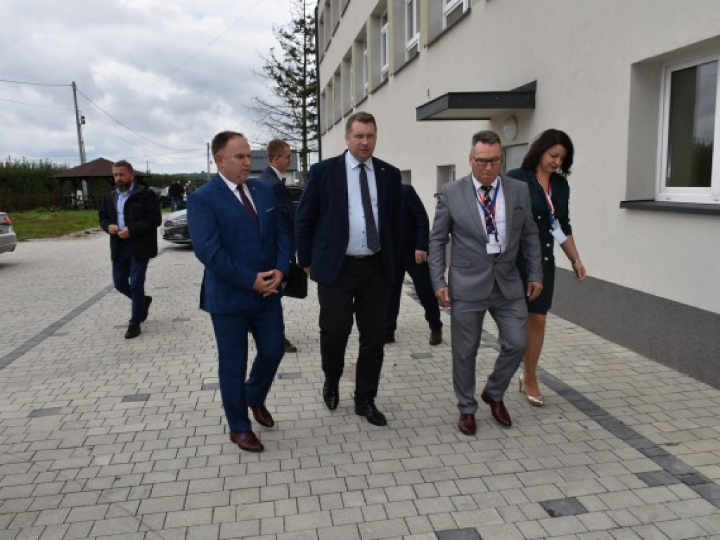 Minister Przemysław Czarnek z wizytą we wzorowej szkole prowadzonej przez stowarzyszenie [zdjęcia]