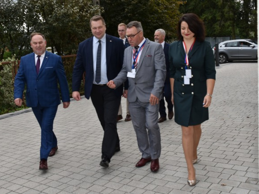 Minister Przemysław Czarnek z wizytą we wzorowej szkole prowadzonej przez stowarzyszenie [zdjęcia]