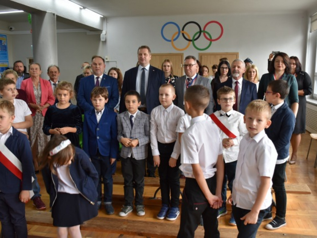 Minister Przemysław Czarnek z wizytą we wzorowej szkole prowadzonej przez stowarzyszenie [zdjęcia]