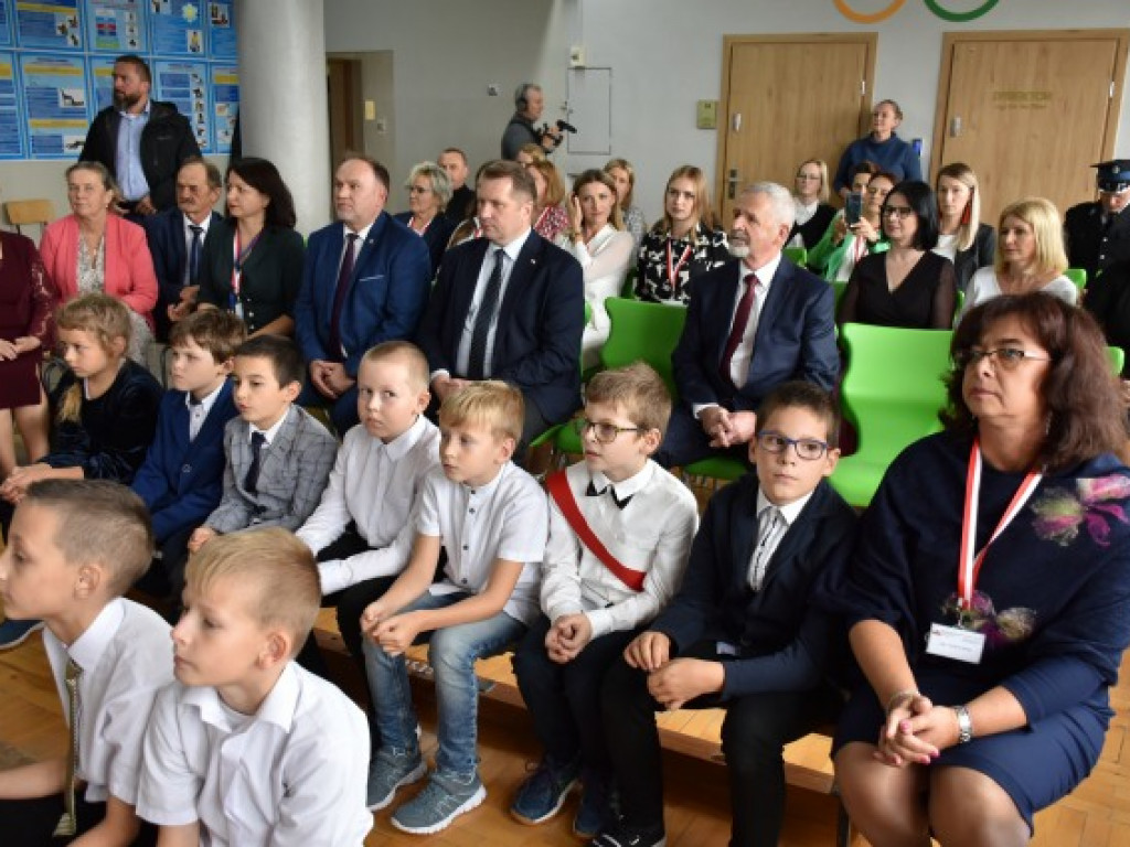 Minister Przemysław Czarnek z wizytą we wzorowej szkole prowadzonej przez stowarzyszenie [zdjęcia]