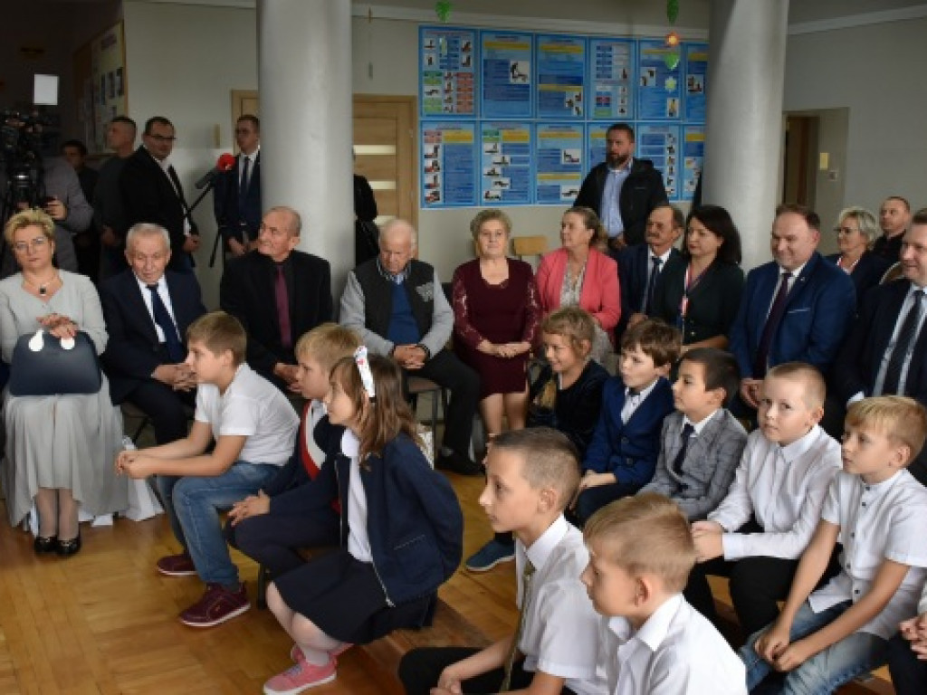 Minister Przemysław Czarnek z wizytą we wzorowej szkole prowadzonej przez stowarzyszenie [zdjęcia]