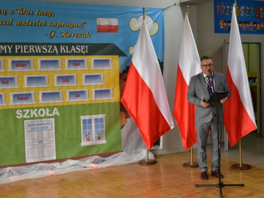 Minister Przemysław Czarnek z wizytą we wzorowej szkole prowadzonej przez stowarzyszenie [zdjęcia]