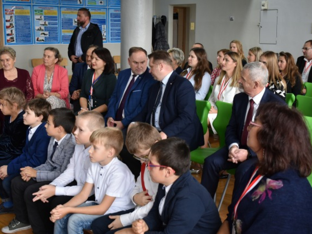 Minister Przemysław Czarnek z wizytą we wzorowej szkole prowadzonej przez stowarzyszenie [zdjęcia]