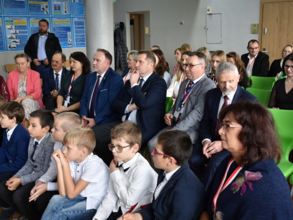 Minister Przemysław Czarnek z wizytą we wzorowej szkole prowadzonej przez stowarzyszenie [zdjęcia]