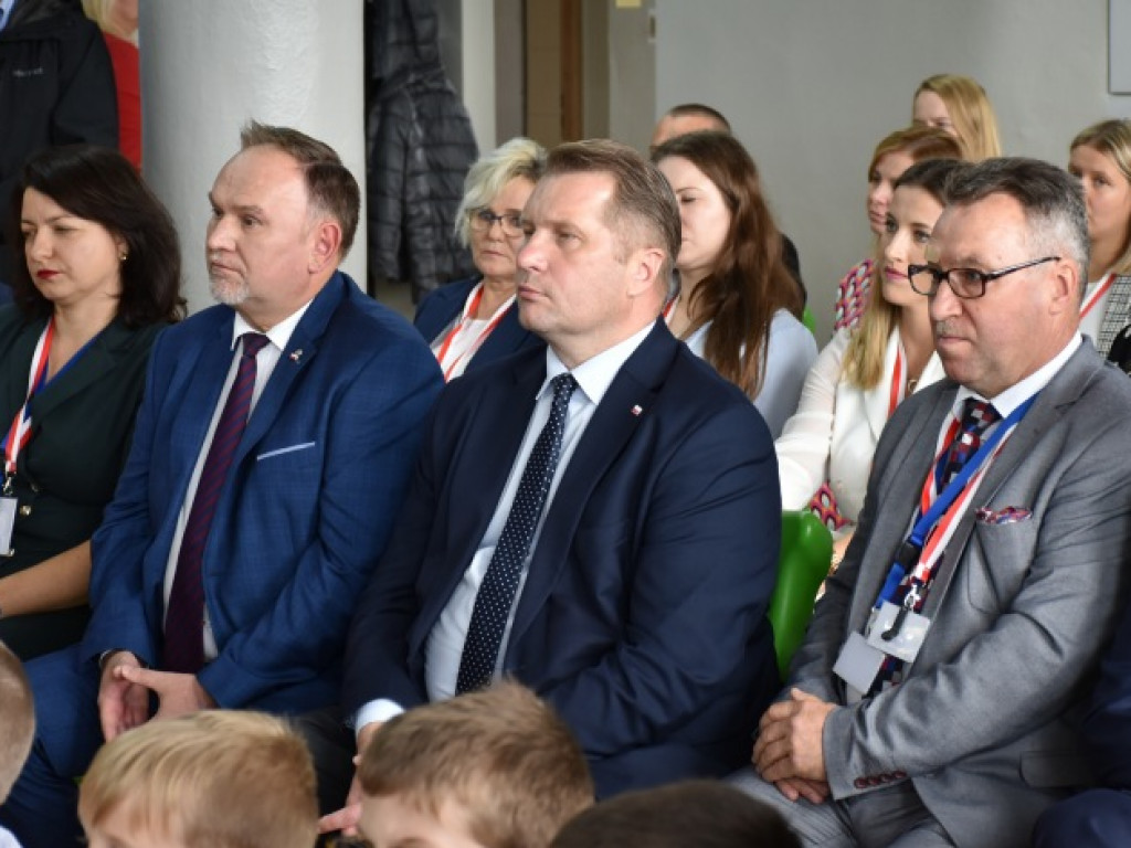 Minister Przemysław Czarnek z wizytą we wzorowej szkole prowadzonej przez stowarzyszenie [zdjęcia]