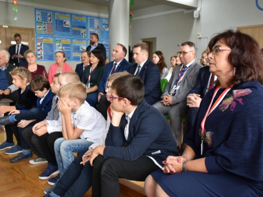 Minister Przemysław Czarnek z wizytą we wzorowej szkole prowadzonej przez stowarzyszenie [zdjęcia]