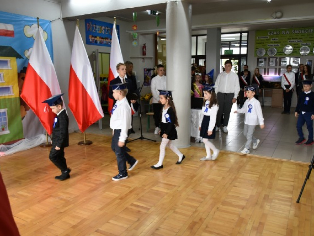 Minister Przemysław Czarnek z wizytą we wzorowej szkole prowadzonej przez stowarzyszenie [zdjęcia]