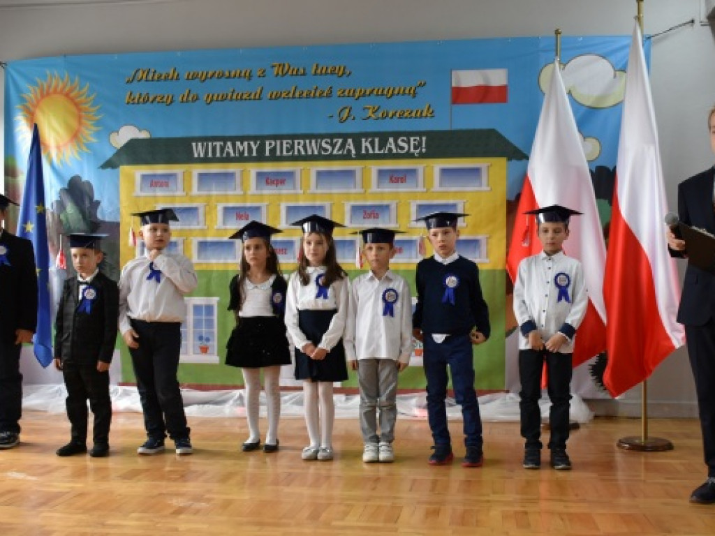 Minister Przemysław Czarnek z wizytą we wzorowej szkole prowadzonej przez stowarzyszenie [zdjęcia]